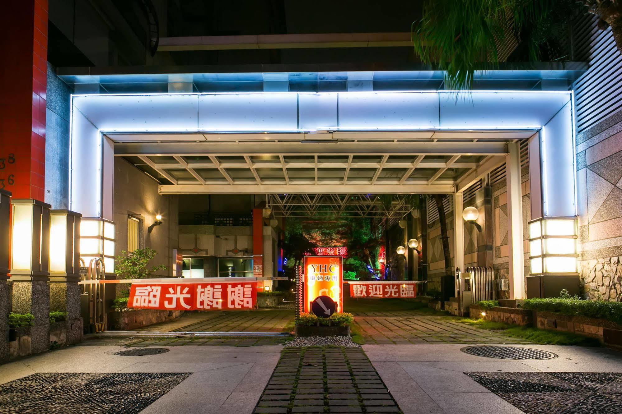 YHC Hotel Tainan Buitenkant foto